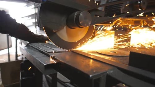 Kreissägen von Stahl in der industriellen Fertigung