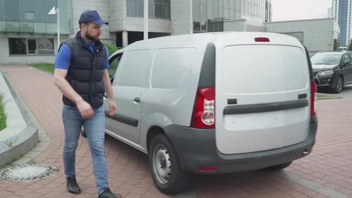 Kurier liefert Pakete mit dem Auto ins Büro und holt Kartons vom Auto ab