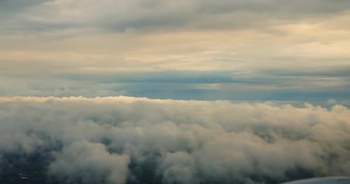 Nuages et ciel La vue depuis l'avion vole haut dans le ciel au-dessus des nuages de pluie