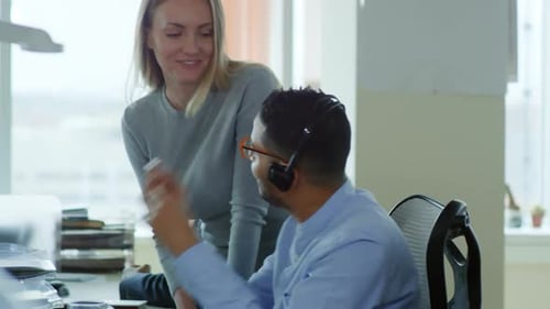 Mann und Frau diskutieren über Arbeit im Büro