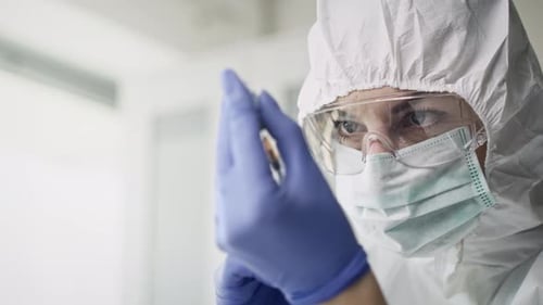 Video des von einem Labortechniker verwendeten Coronavirus-Impfstoffs. Aufgenommen mit RED Helium-Kamera