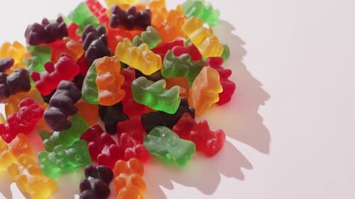 Vidéo de bonbons à la gelée colorée sur fond blanc