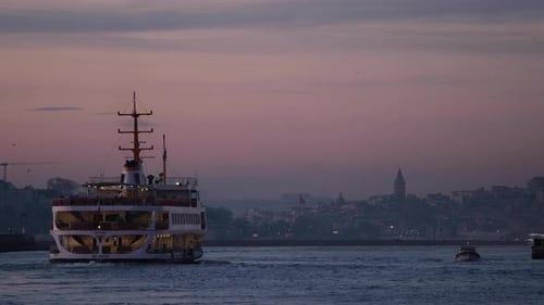 Galataturm mit Fähre