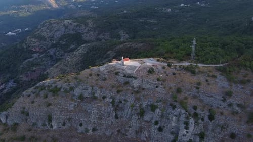 Petite église avec une histoire ancienne au milieu des montagnes