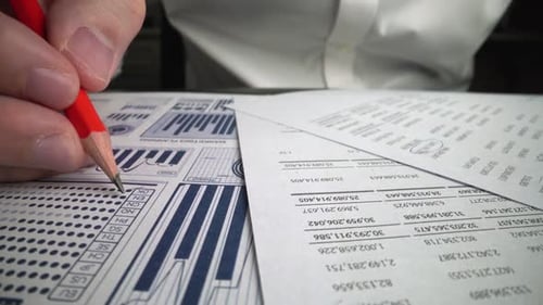 Contador analisando dados de marketing comercial no painel de papel na mesa do escritório