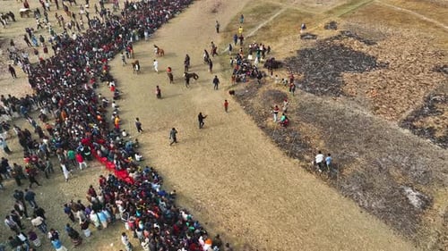 Vue aérienne de personnes regardant une course de chevaux à Mohanpur, au Bangladesh.