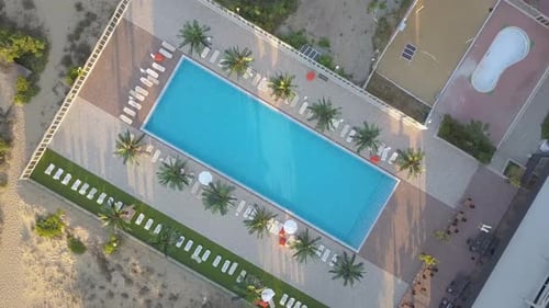 Von oben nach unten Luftaufnahme von Hotels an der Küste mit Schwimmbädern mit blauem Wasser und Strand