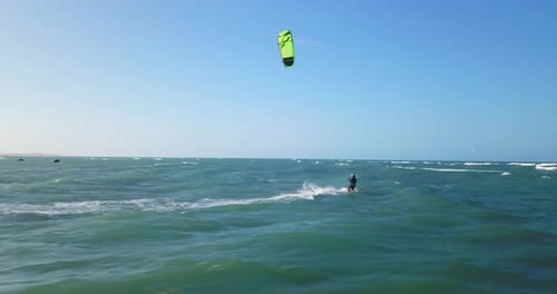 Drohnenansicht eines Mannes, der auf einem Kiteboard kiteboarden