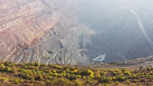 Luftaufnahme des Minensteinbruchs der südlichen Bergbaufabrik in der Ukraine