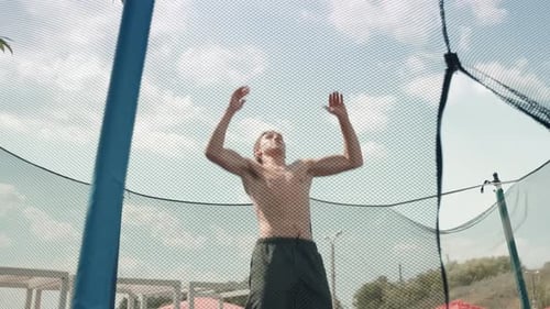 Niño haciendo volteretas en trampolín