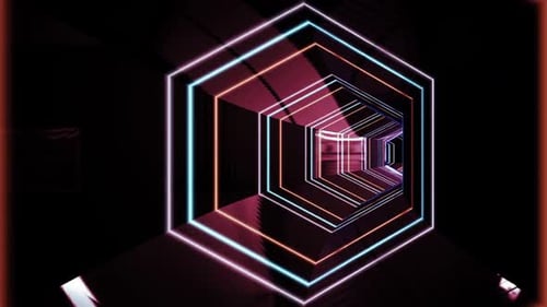 Vuelo de la cámara a través de un túnel multicolor de polígonos de neón