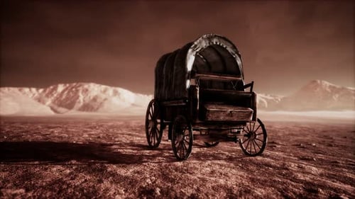 Vagón retro cubierto de lona en el desierto al atardecer