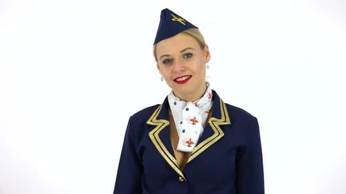 Eine junge, schöne Stewardess lächelt und winkt in die Kamera - White Screen Studio