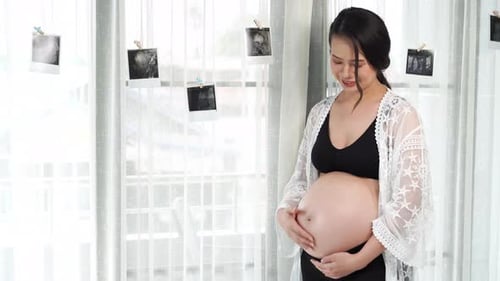 mujer embarazada da palmaditas en la barriga