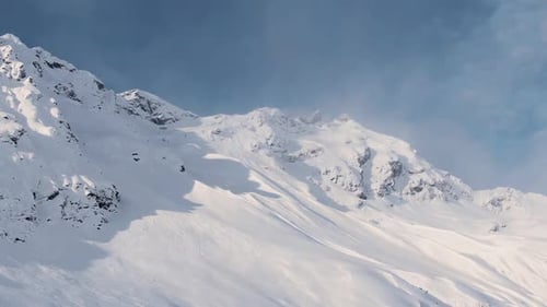 Paysage pittoresque avec des montagnes enneigées sans limites