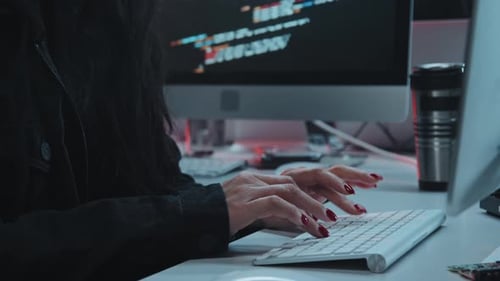 Femme hacker travaillant dans le Dark Office