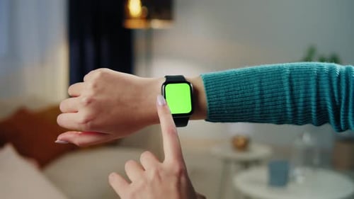 Mujer usando Smartwatch con Chroma Key Closeup