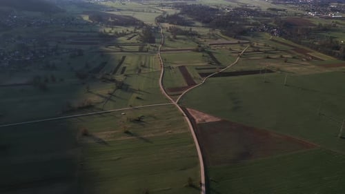 Survol de la campagne tôt le matin du printemps