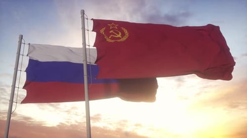 URSS-Flagge der Sowjetunion und Russlands weht bei Sonnenuntergang im Wind