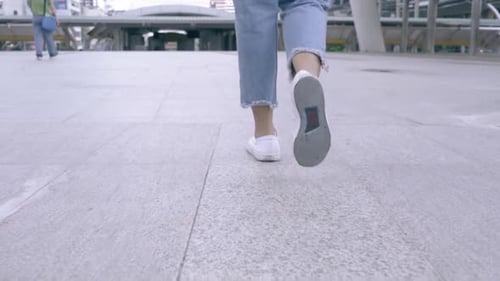 Caminhando na rua da cidade