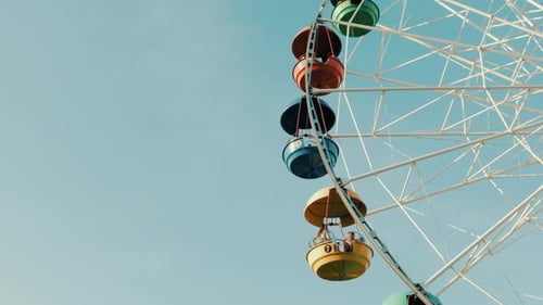 Blick auf ein Riesenrad über blauem Himmel. Gutes Wetter
