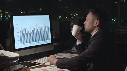 Geschäftsmann analysiert Daten im Dark Office