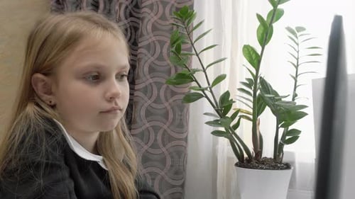 Jeune fille étudiant sur un ordinateur portable
