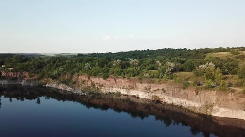 Luftaufnahme. Ich fliege über den Steinbruchsee. Schöne Aussicht auf die Flusslandschaft.