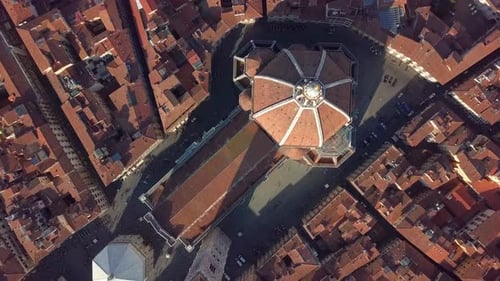 Luftaufnahme. Blick von oben auf die Kathedrale von Florenz, Toskana, Italien. Über die Dächer von Florenz fliegen.