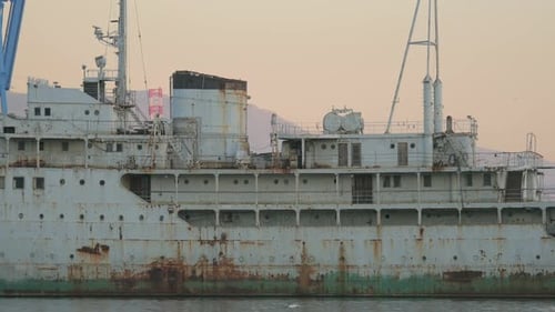 Ein Schiffbruch in einem Hafen