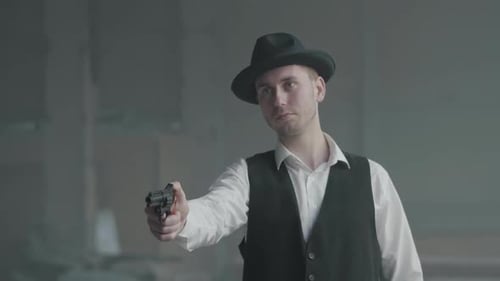 Porträt Selbstbewusster Detektiv oder Mafia-Boss und Gangsterschießen mit einer Pistole. Waffen in den Händen