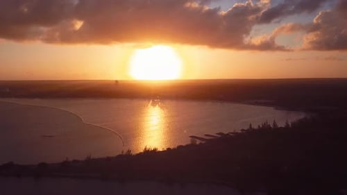 Sonnenuntergang im Karibikstrand mit unglaublichen Farben 4k 24fps