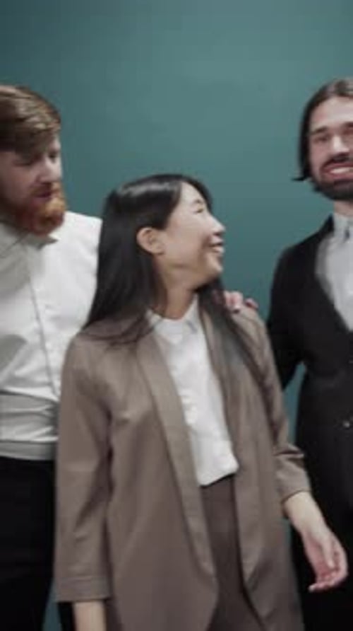 Diversas pessoas alegres se amontoando e rindo em um fundo verde