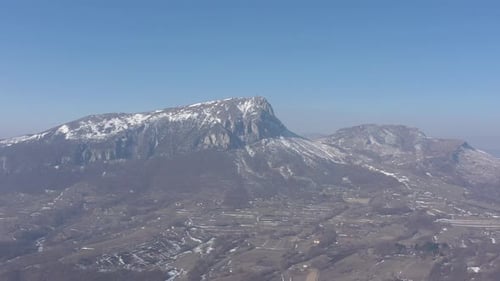 Paysage d'une journée d'hiver du Drone Vidéo de la montagne Stol