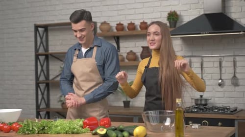 Junge attraktive Paar-Blogger drehen Video Food Blog über Kochen in der Küche