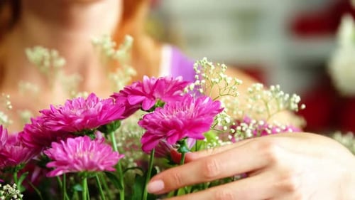 Fleuriste féminine préparant un bouquet de fleurs