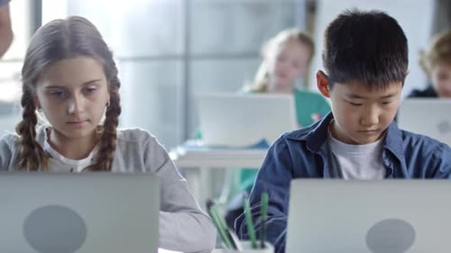 Kinder, die Informationstechnologie studieren