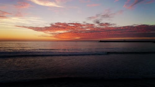 Über das Meer fliegen mit einem atemberaubenden Sonnenuntergang am Horizont