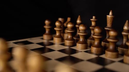 Nahaufnahme von Schach auf schwarzem Hintergrund