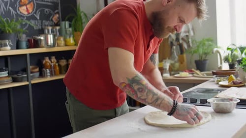 Masa de aplanamiento de chef para hornear pizza