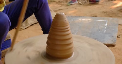 Potter fait tourner le potier et fabrique un vase en argile. Udaipur, Rajasthan, Inde