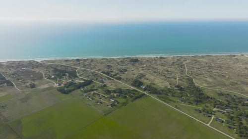 Panoramablick, Nordsee, Sommerhäuser auf grasbewachsenen Sanddünen gebaut, grüne Wiesen
