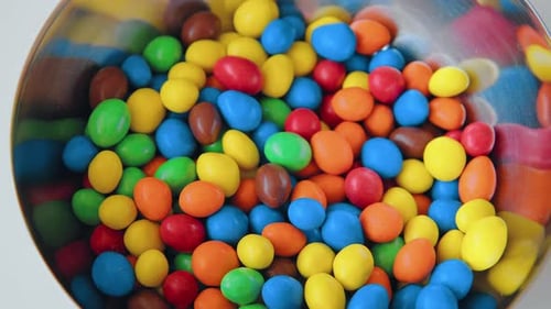 Viele bunte Bonbonbälle im Glas oder Schüssel
