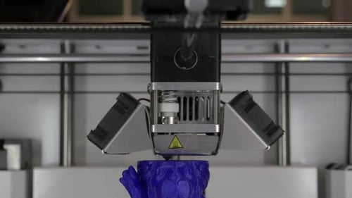 Creación de objetos a partir de plástico azul con impresora 3D