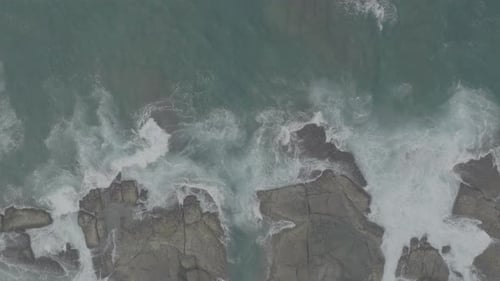 Wellen krachen gegen Felsen im Meer