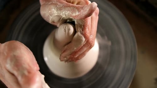 Potier mâle fabriquant un pot