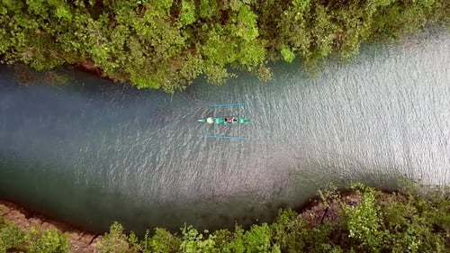 Vista aérea do barco de pesca tradicional no rio Bojo, Aloguinsan, Filipinas.