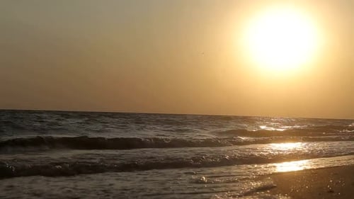 Sonnenuntergang am Meer: rot, brühend