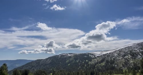 Zeitraffer der Wolkenlandschaft Hinter der Bergspitze