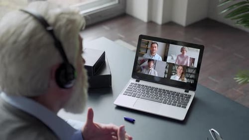 Nahaufnahme eines älteren Mannes Gespräch mit verschiedenen Verwandten bei Videoanrufen mithilfe der Laptop-Quarantäne zu Hause